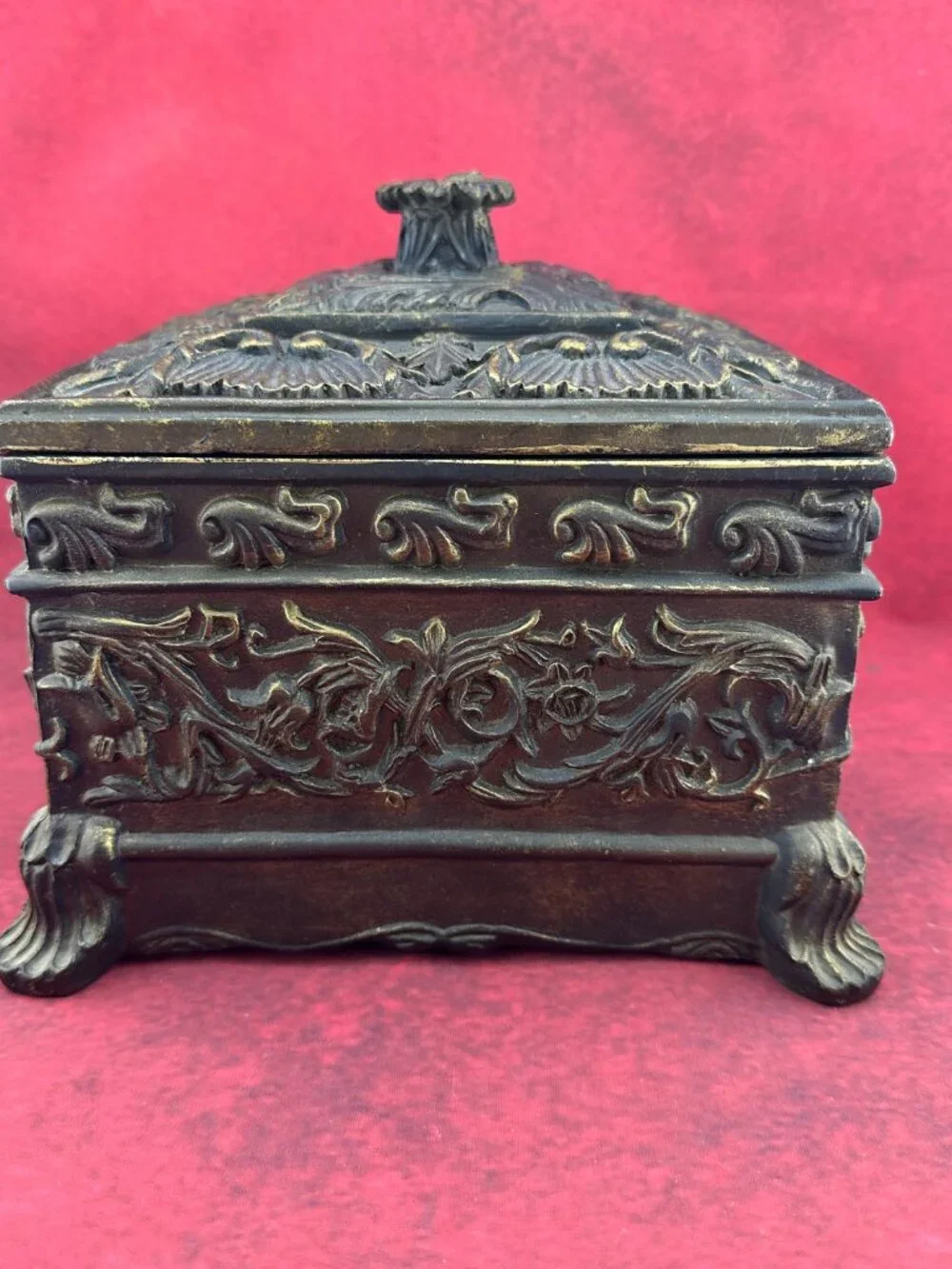 VINTAGE FOOTED JEWELRY RESIN DECORATED WITH FLORAL RELIEFS SQUARE BOX